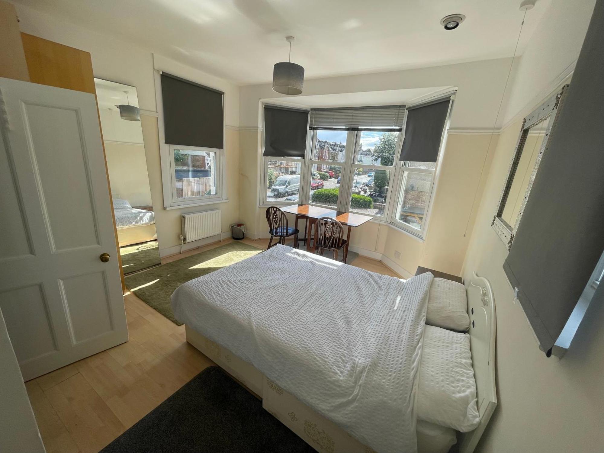 Room With Private Bathroom And Shared Kitchen Лондон Экстерьер фото